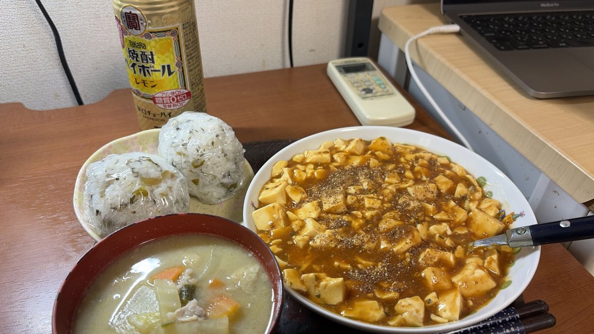 9月30日の夜ごはん:麻婆豆腐・おにぎり2個・汁物・缶のハイボール