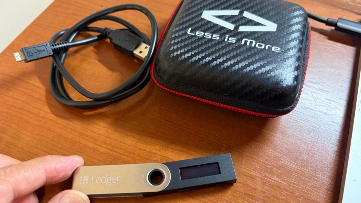 ぼくのLedger Nano Sと付属のケーブル・ケース