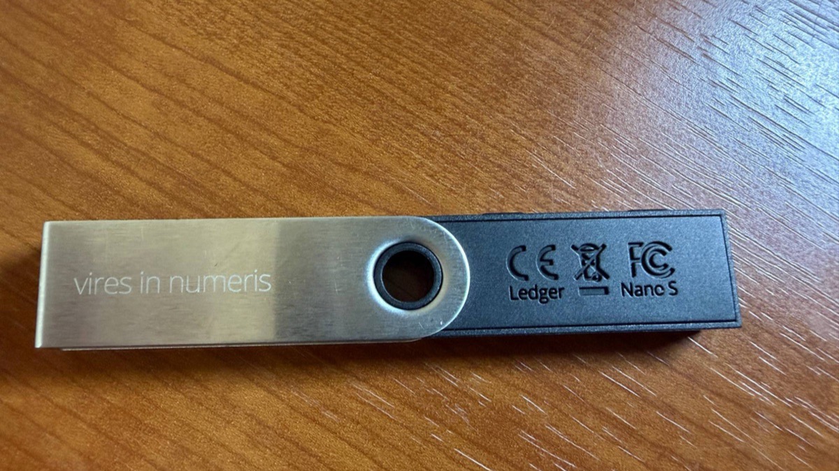 Ledger Nano Sの本体の裏（Nano Sの表示）